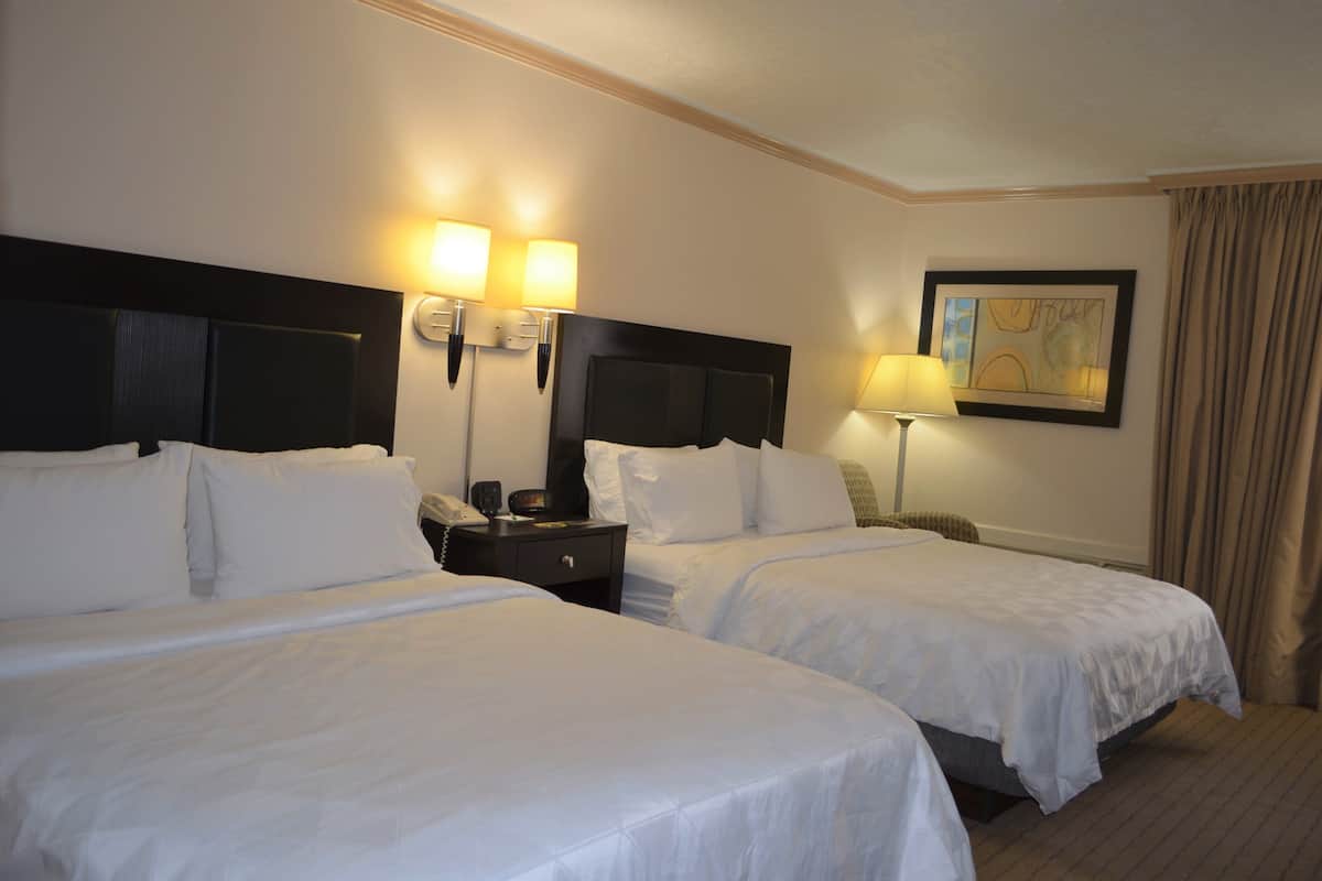 Kamar Standar, 2 Tempat Tidur Queen | 1 kamar tidur, brankas, meja kerja, dan tirai kedap cahaya