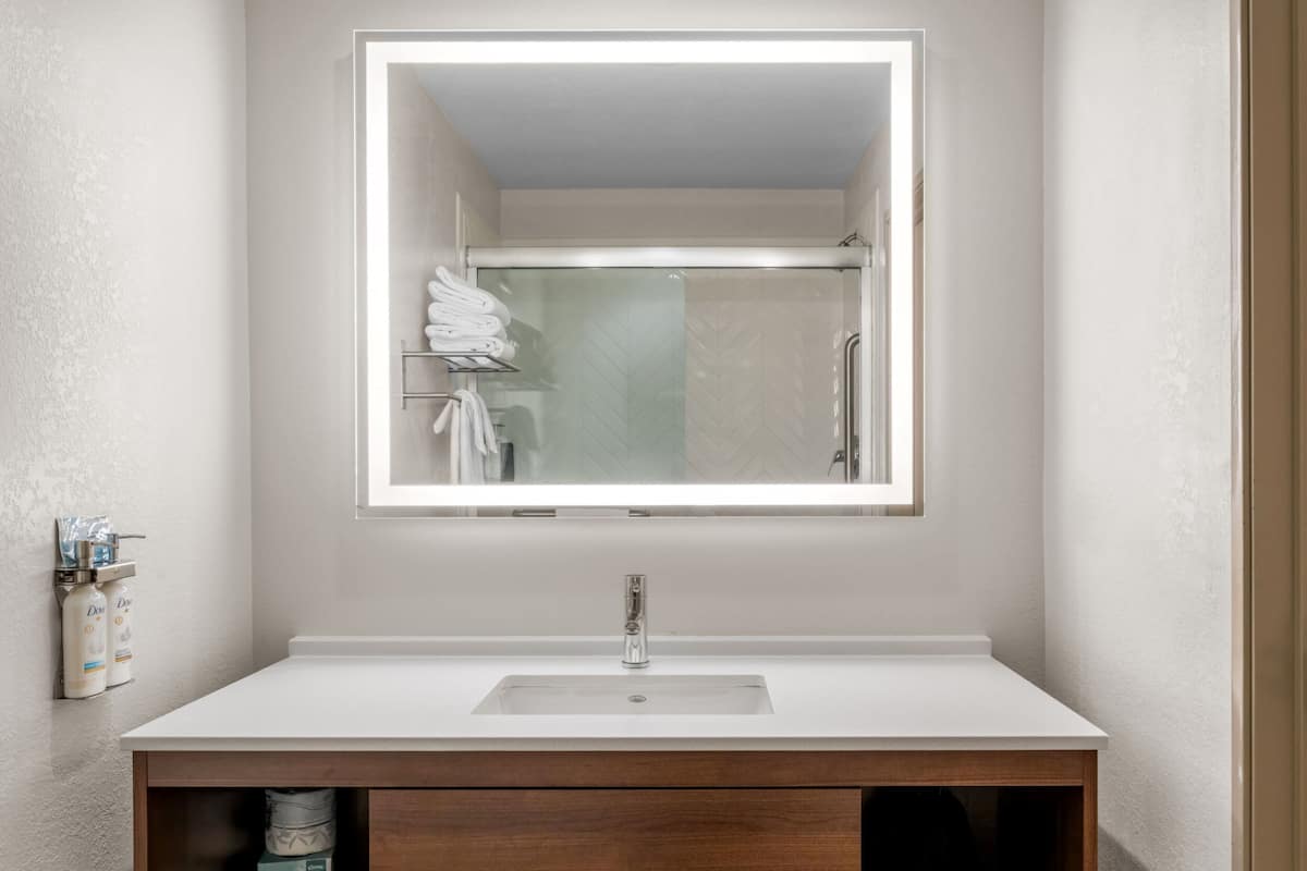 1 bedroom, in-room safe, desk, blackout curtains