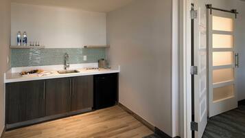 Een moderne keuken met een houten aanrecht, een spoelbak en een spatwand.