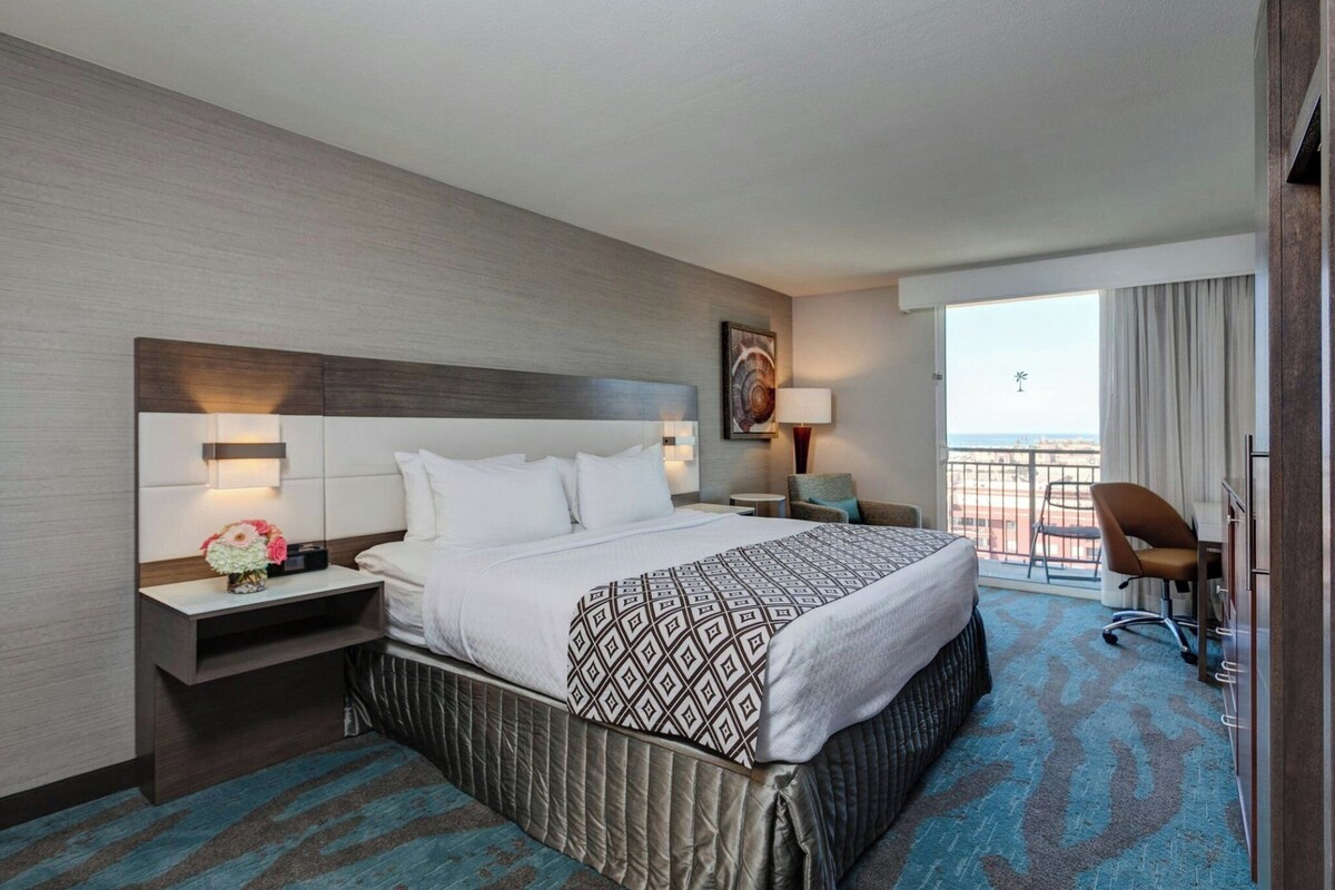 Standard Room, 1 King Bed, Ocean View | In-room safe, desk, blackout curtains, iron/ironing board