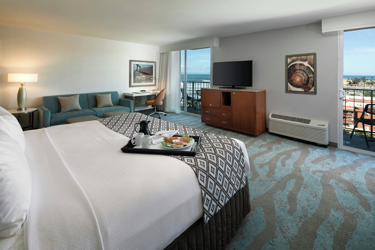 Junior Suite, 1 King Bed with Sofa bed (Sunset View) | In-room safe, desk, blackout curtains, iron/ironing board