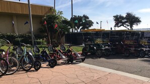 A paved area with bicycles and go-karts parked. - Crowne Plaza Ventura Beach by IHG (Ventura)