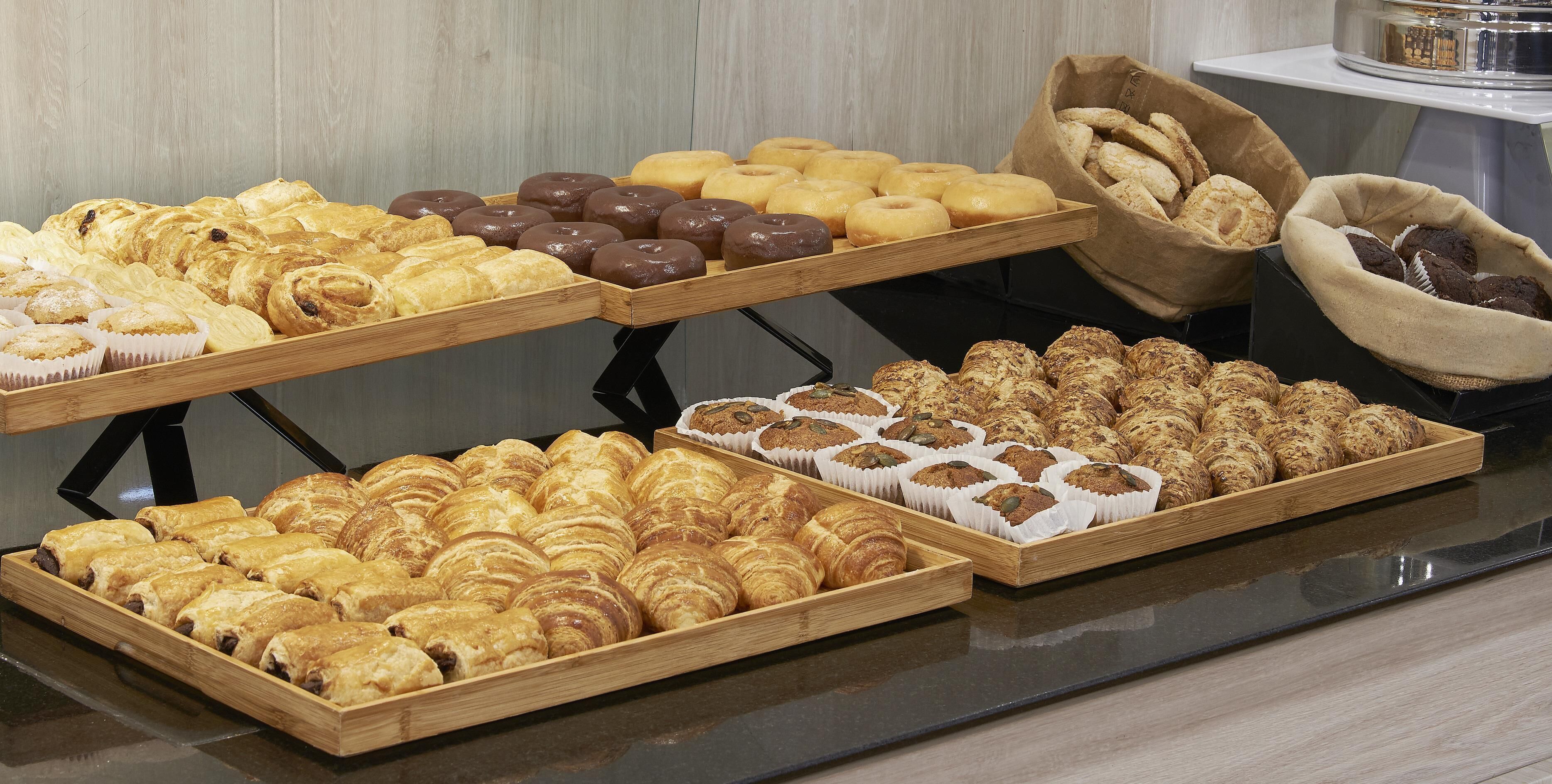 Una variedad de productos horneados, incluyendo pasteles y pan.