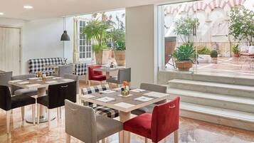 Petit déjeuner buffet servi tous les jours en supplément