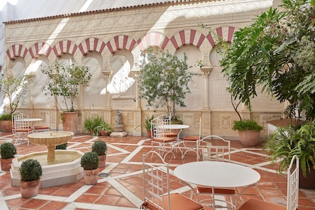 Terrace/patio. NH Córdoba Califa Hotel