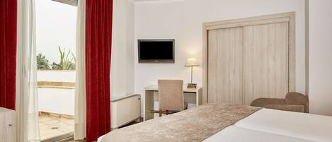 Doppia Standard | Minibar, una cassaforte in camera, una scrivania, tende oscuranti