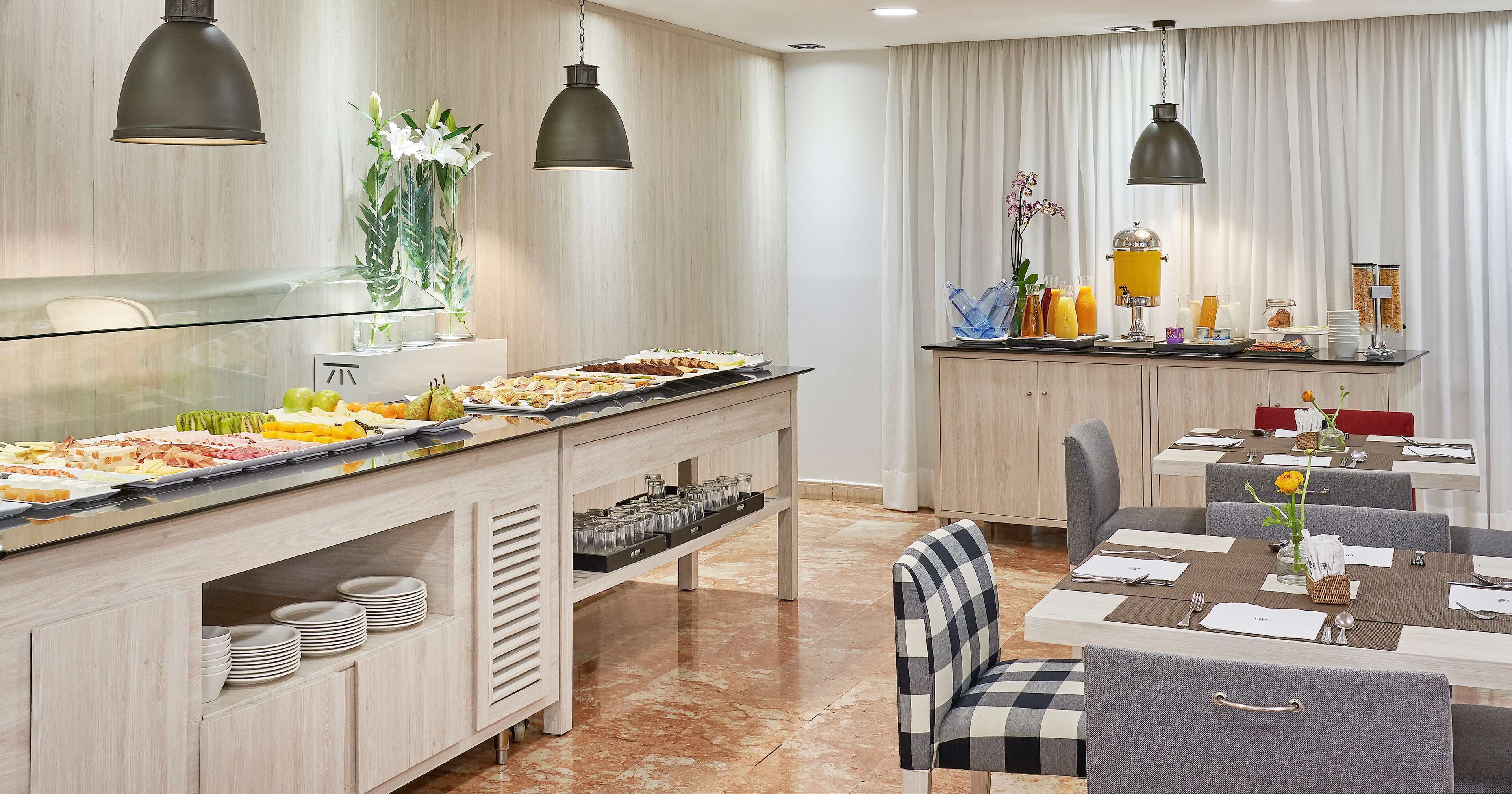 daily buffet breakfast for a fee