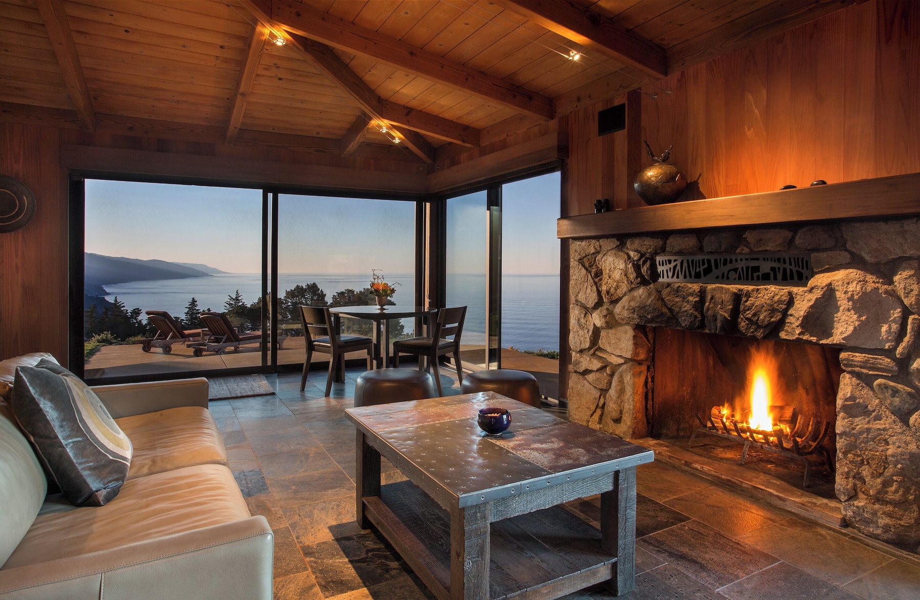 Post House | Área de sala de estar | Chimenea 