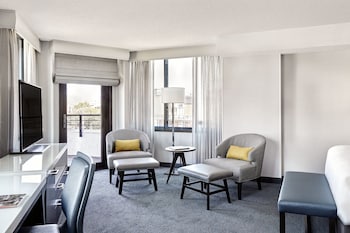 Junior Suite, 1 King Bed | Premium bedding, pillowtop beds, in-room safe, desk at Marriott San Francisco Fishermans Wharf