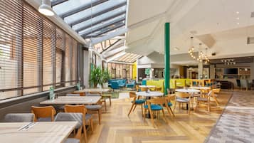 供應早餐、午餐和晚餐,國際料理