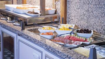 朝食 (イングリッシュ ブレックファスト)、毎日提供 (1 名様 16.95 GBP)