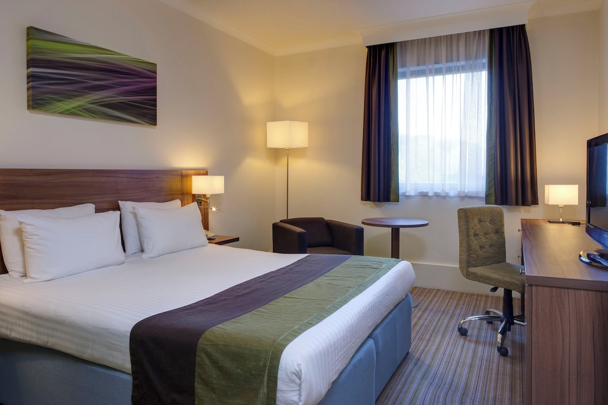 In-room safe, desk, iron/ironing board, WiFi (free)