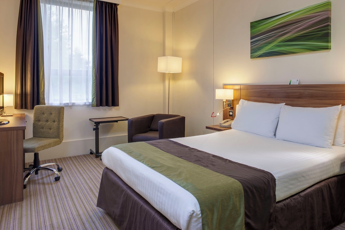Standard Room, 1 Double Bed, Accessible | In-room safe, desk, iron/ironing board, WiFi (free)