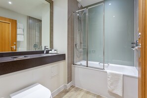 Shower, hair dryer, towels - Holiday Inn Leamington Spa - Warwick by IHG (Warwick)