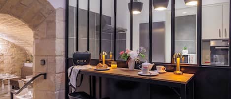 Colazione a buffet, servita tutte le mattine (15 EUR a persona)