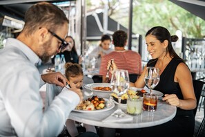 Déjeuner, dîner et souper servis sur place