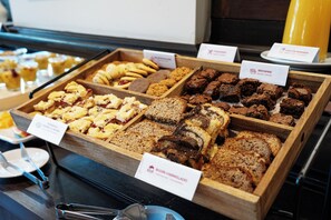 Una vitrina de panadería con diversas opciones de productos horneados.