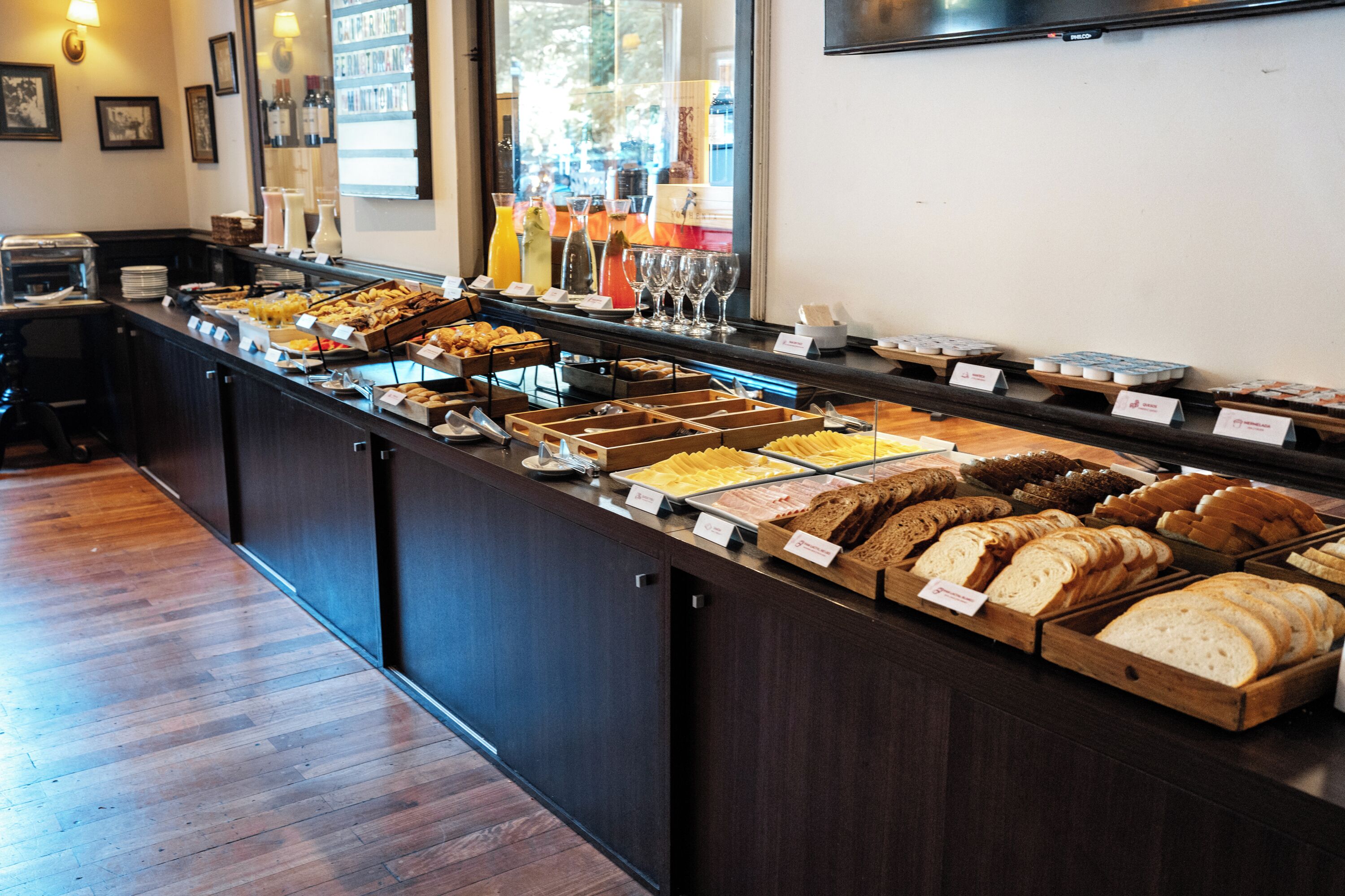 Café da manhã com buffet todos os dias (USD 10 por pessoa) 