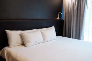 Junior Suite, 1 King Bed | Minibar, in-room safe, desk, laptop workspace