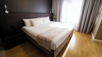 Suite junior, 1 cama de matrimonio grande | Ropa de cama de alta calidad, minibar, caja fuerte y escritorio