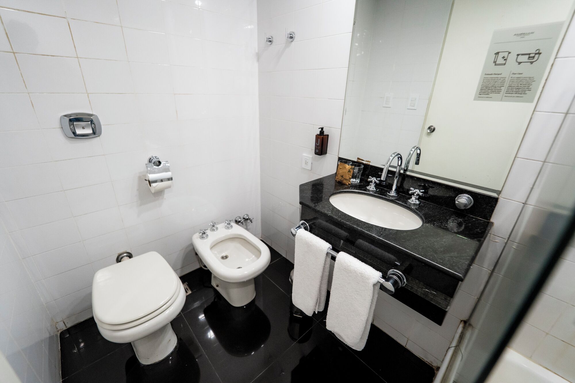 Ein Badezimmer mit Toilette, Bidet und Waschbecken.