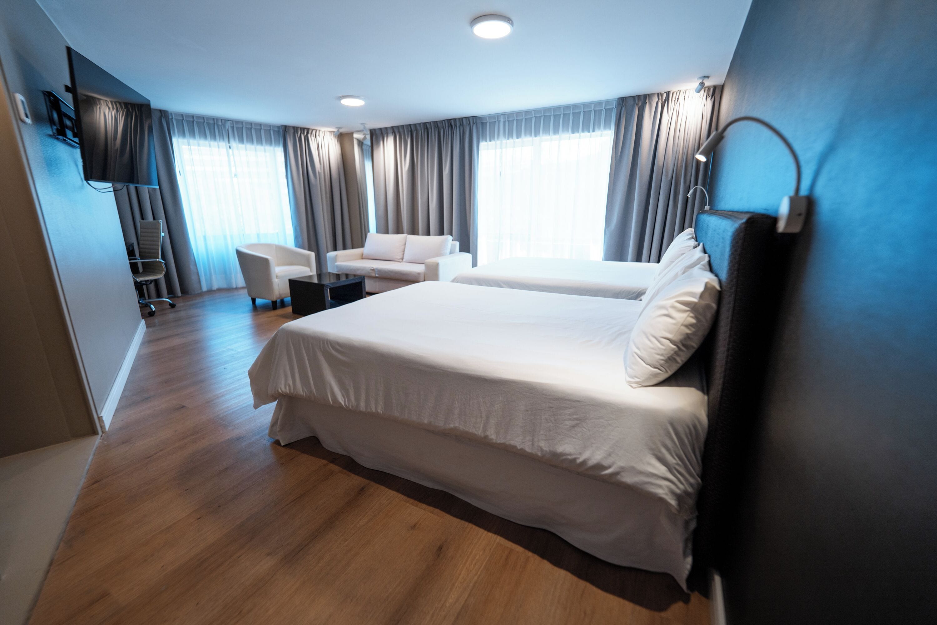 Family Plan | Roupas de cama premium, frigobar, cofres nos quartos, escrivaninha