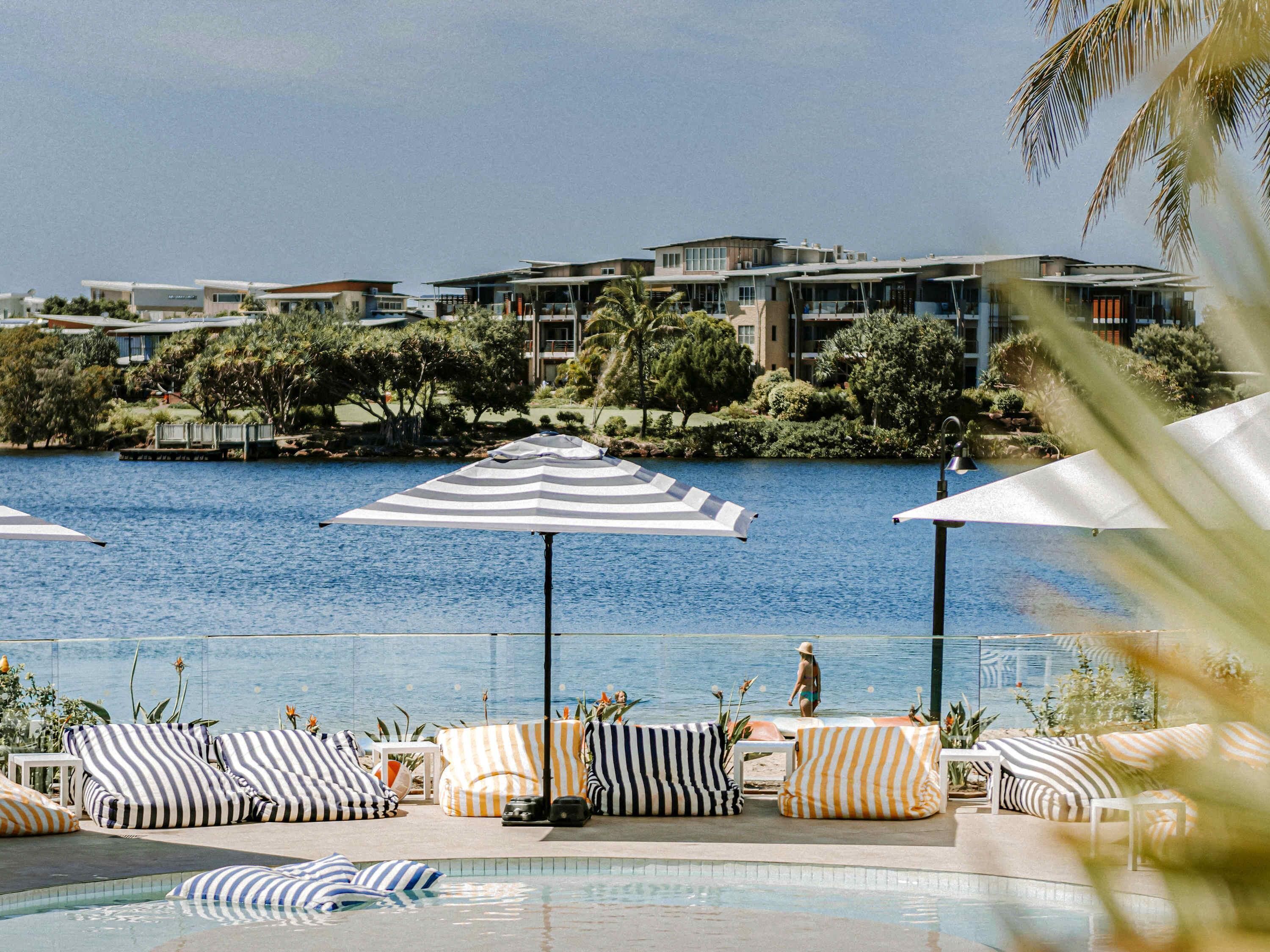 Piscine extérieure, parasols de plage