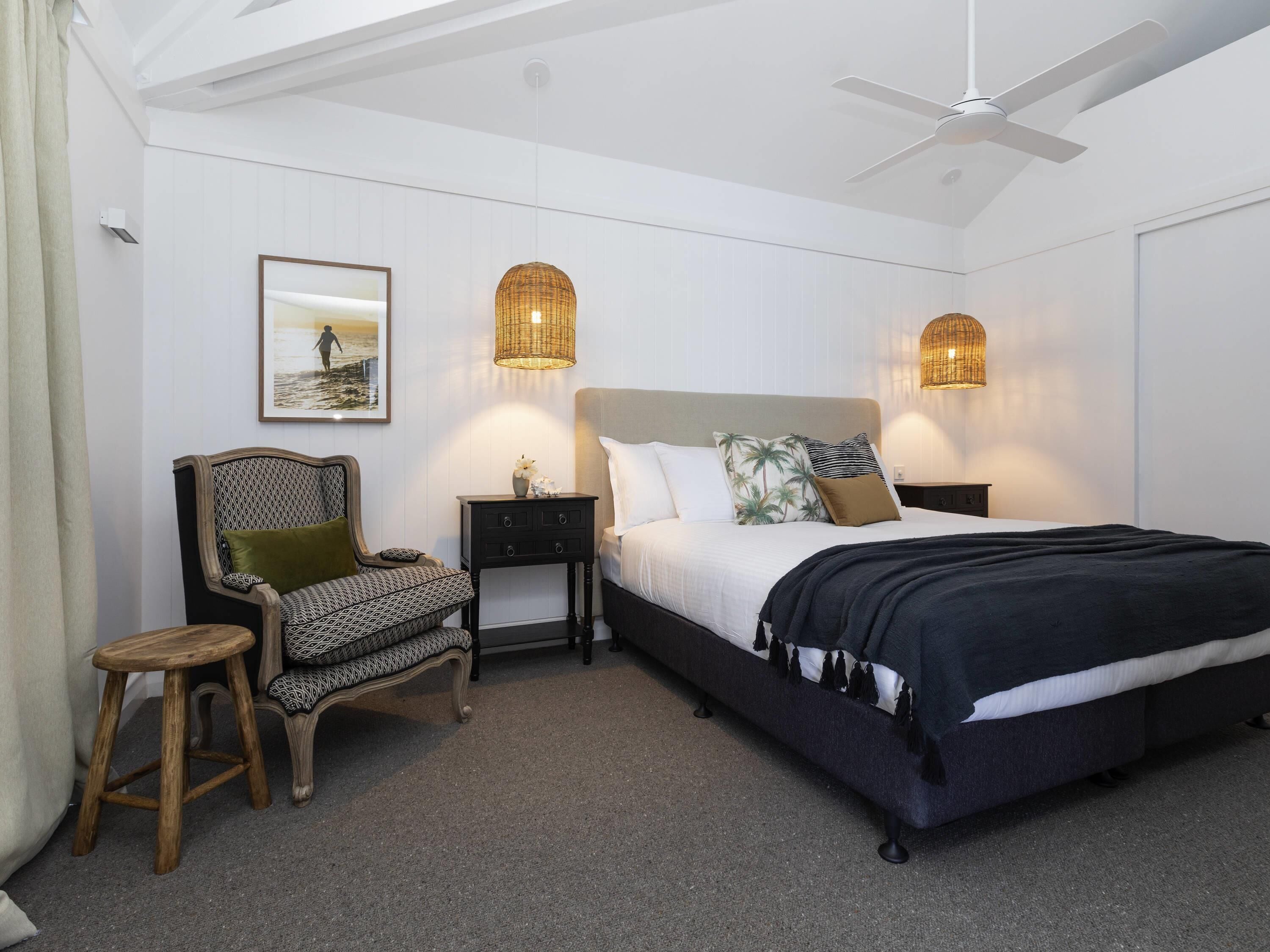 Bungalow Grand, sobre el agua | Decoración personalizada, escritorio y espacio para trabajar con laptop 