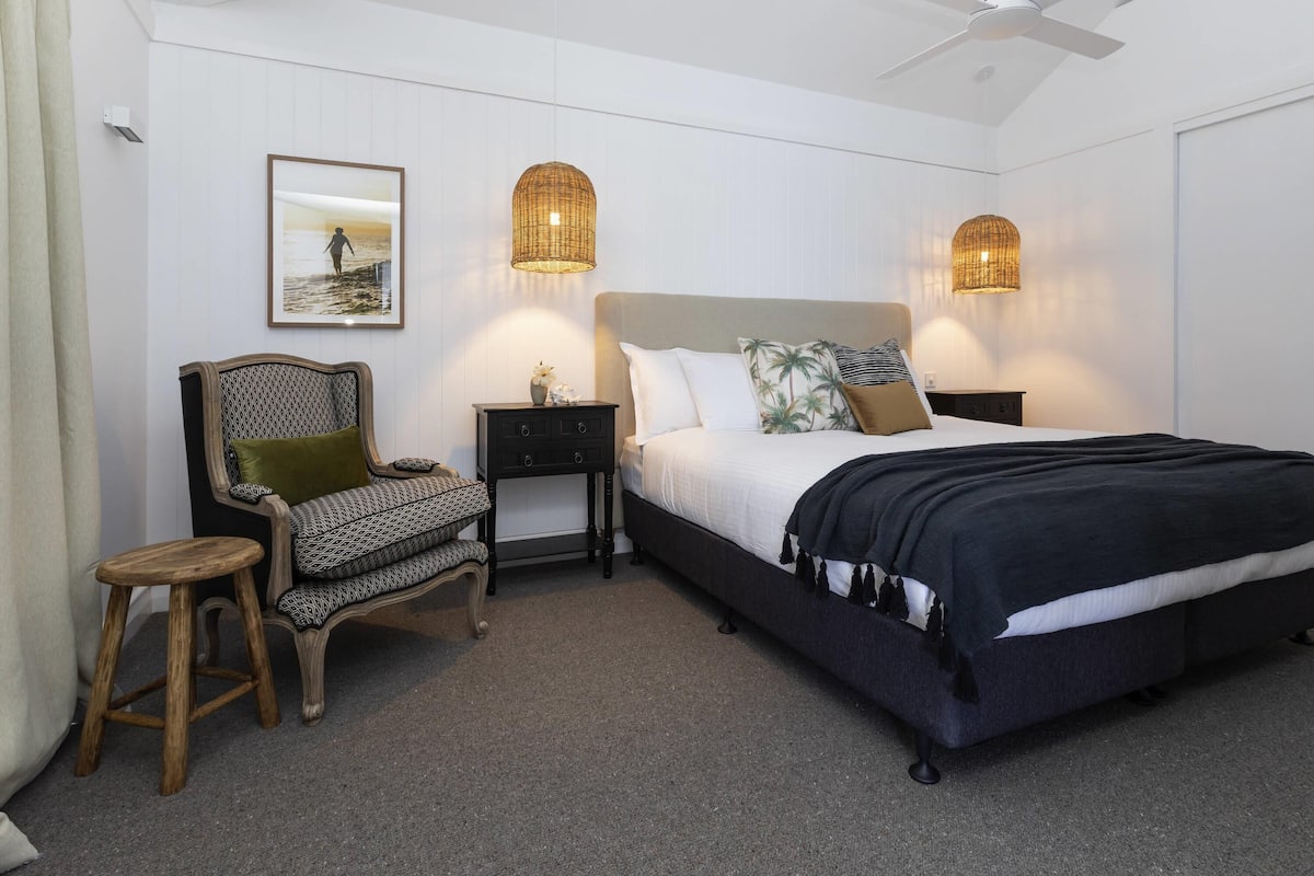 Grand Bungalow, Overwater