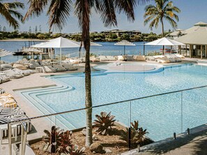 Piscina externa, guarda-sóis