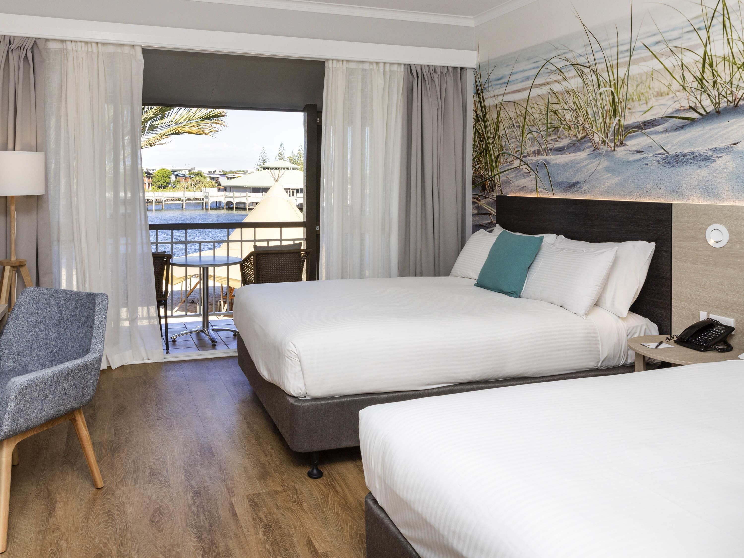 Habitación doble ejecutiva, 2 camas matrimoniales, vista a la laguna | Decoración personalizada, escritorio y espacio para trabajar con laptop 