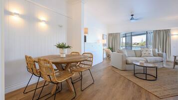 Bungalow Deluxe, 1 lit double, sur l'eau | Coin séjour