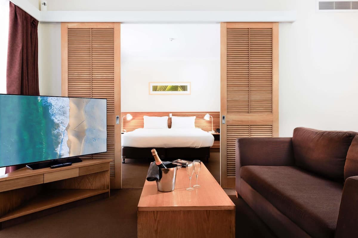 1 habitación, decoración personalizada y escritorio