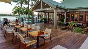 Petit déjeuner et dßner servis sur place