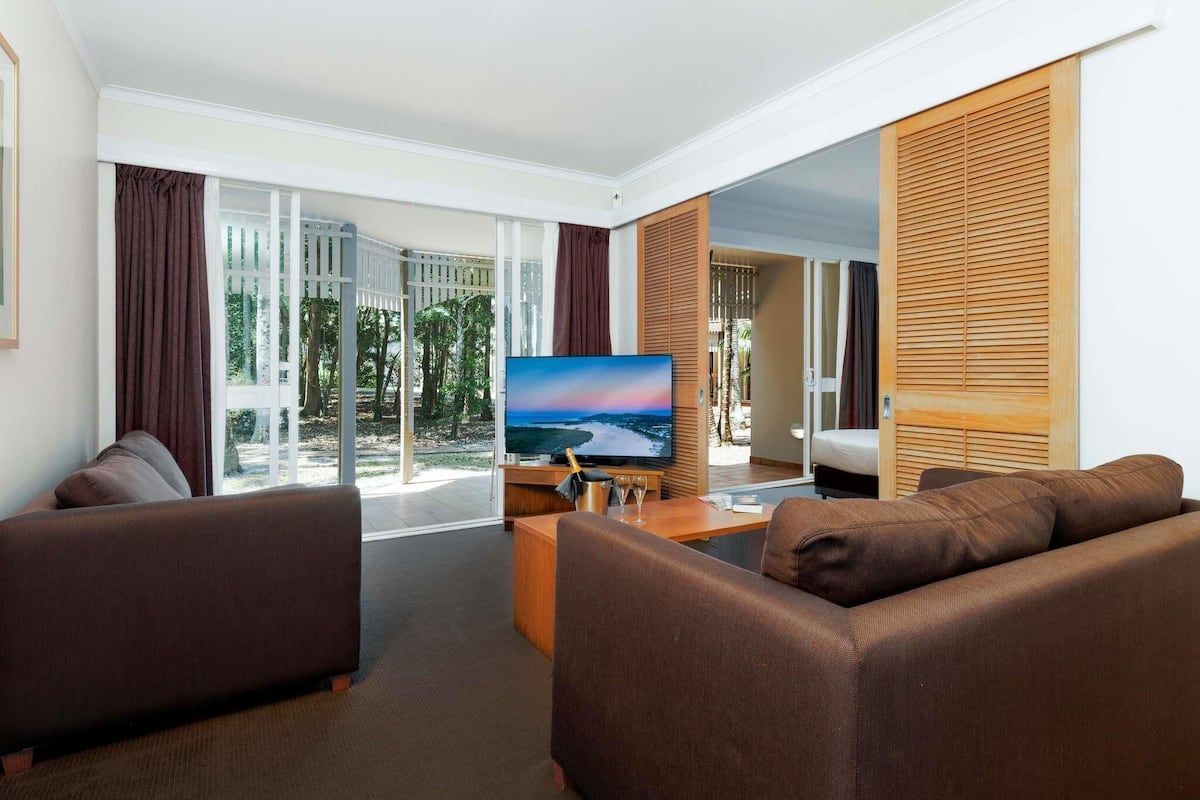 Suite, Garden View | Individually decorated, desk, laptop workspace, iron/ironing board