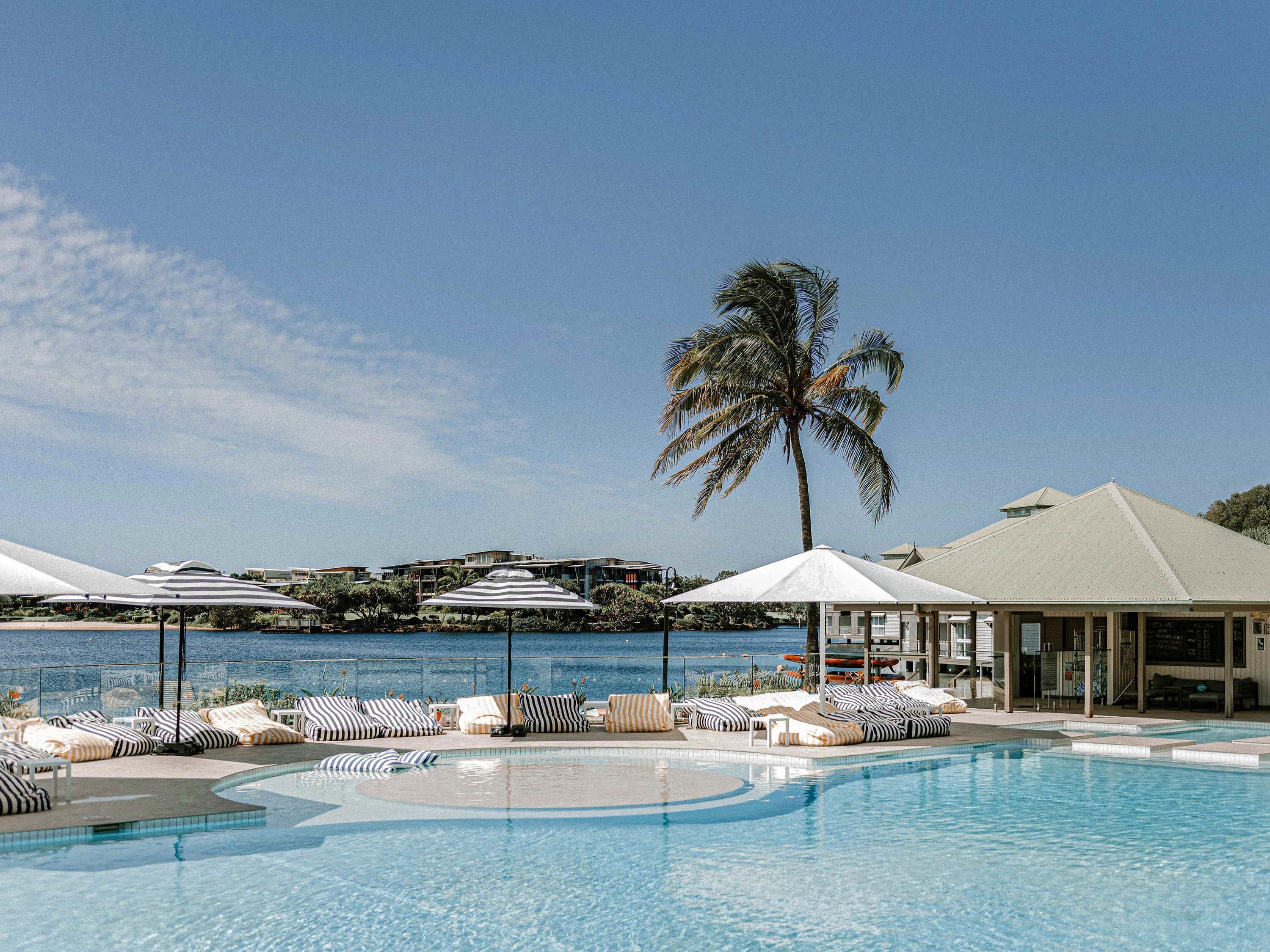 Una piscina al aire libre, sombrillas