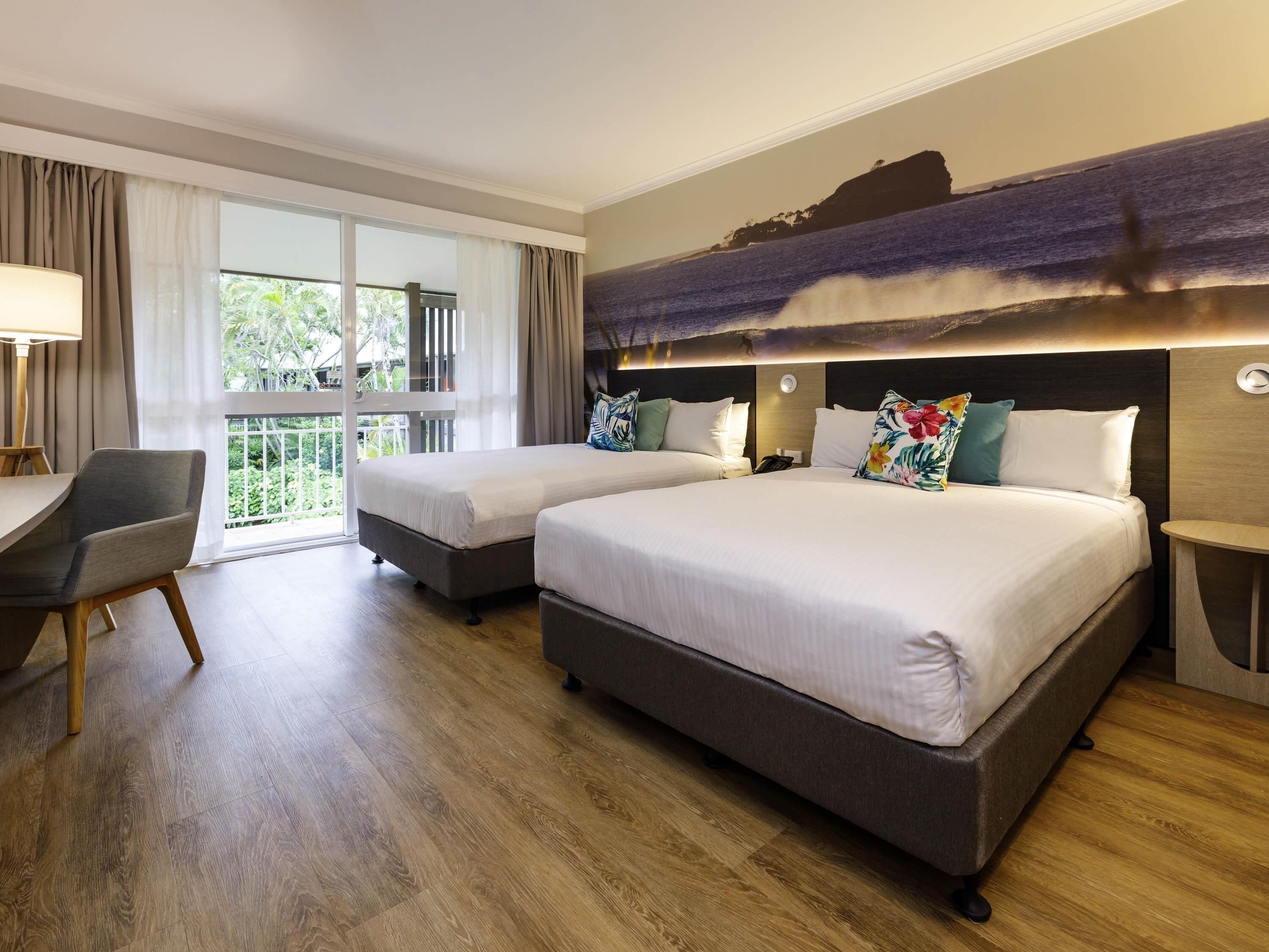 Habitación doble ejecutiva, 2 camas matrimoniales, vista al jardín | Decoración personalizada, escritorio y espacio para trabajar con laptop 