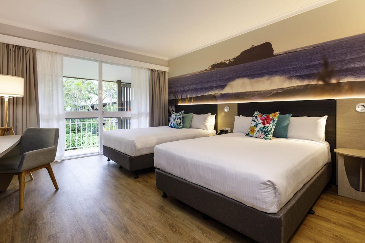 Executive tweepersoonskamer, 2 tweepersoonsbedden, uitzicht op tuin | 1 slaapkamer, individueel gedecoreerd, een bureau, een laptopwerkplek