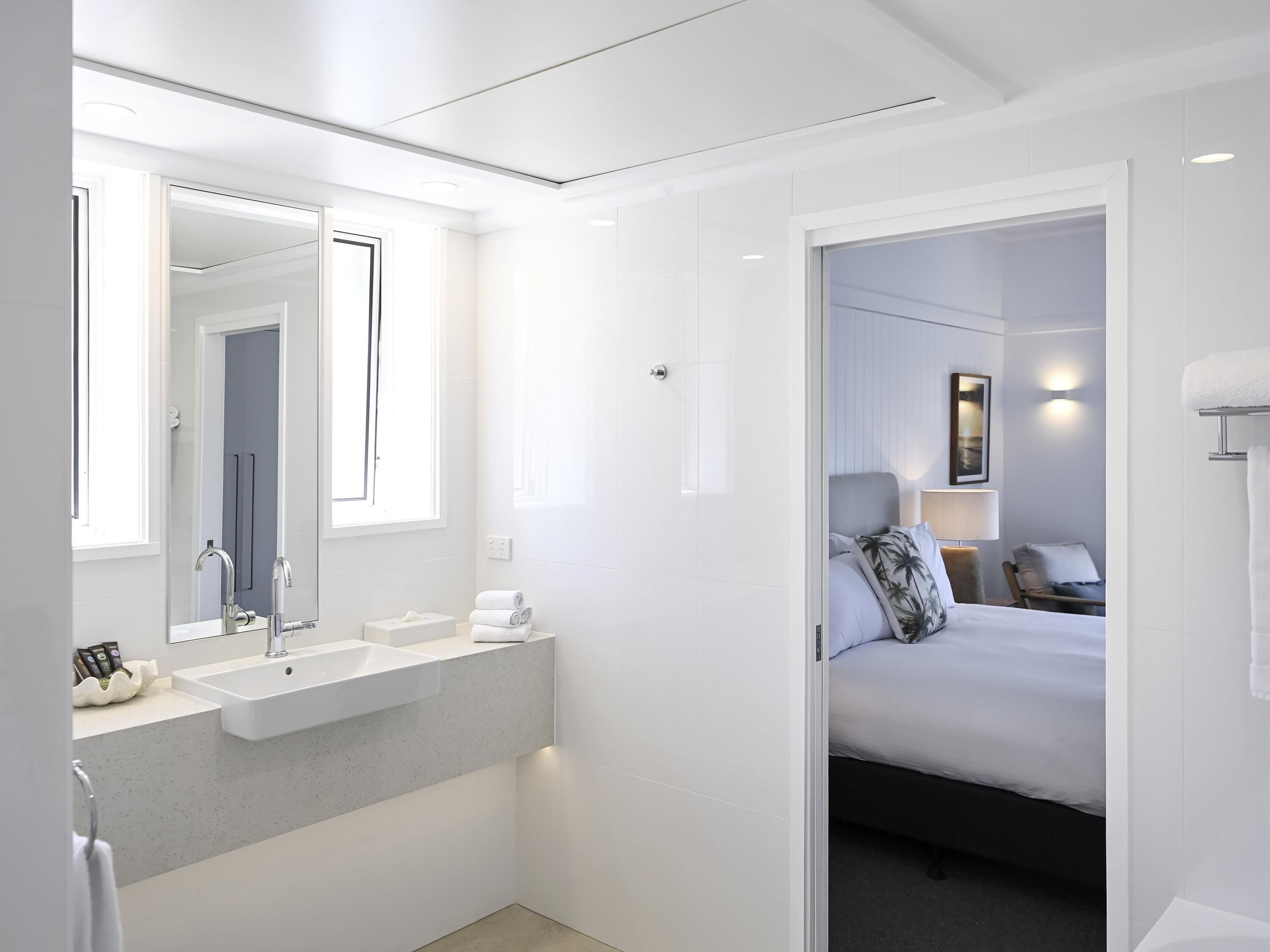 Deluxe bungalow, 1 tweepersoonsbed, boven het water | Individueel gedecoreerd, een bureau, een laptopwerkplek