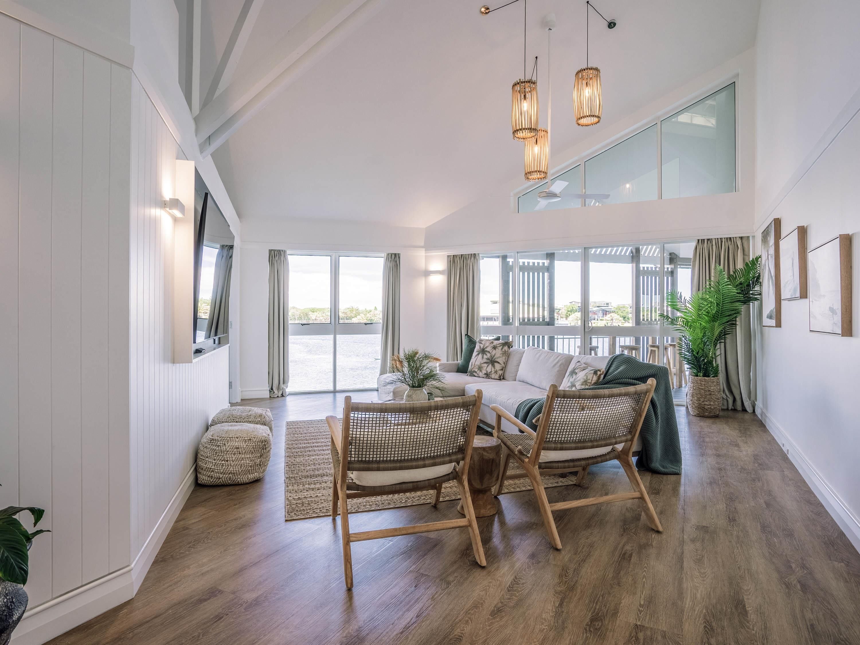 Grand bungalow, boven het water | Individueel gedecoreerd, een bureau, een laptopwerkplek
