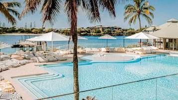 Una piscina al aire libre, sombrillas