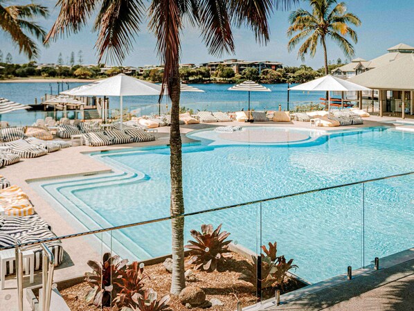 Piscine extérieure, parasols de plage