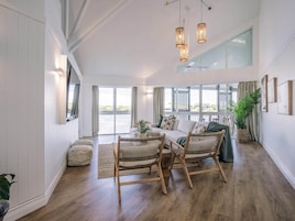 Bungalow Majestueux, sur l'eau | Décoration personnalisée, bureau