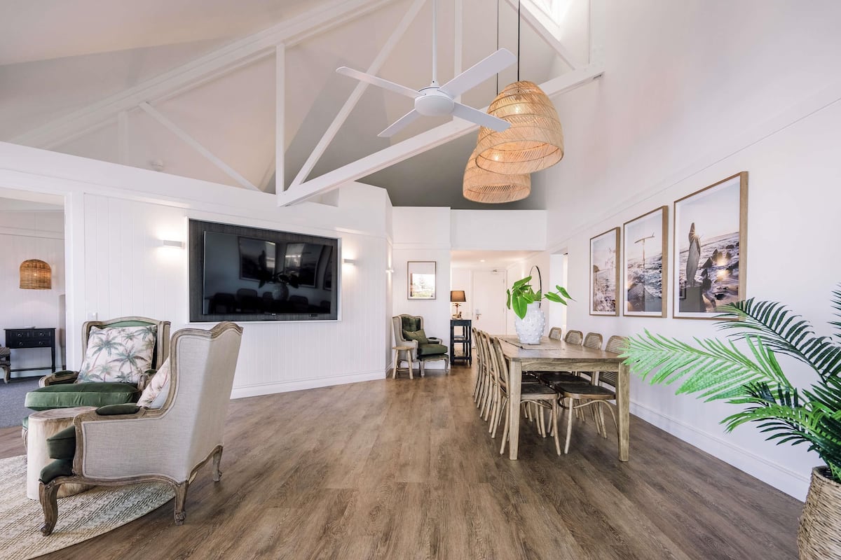 Bungalow Grand - ovan vatten | 1 sovrum, individuell inredning, skrivbord och arbetsyta för laptop