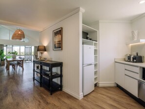 Bungalow Grand, sobre el agua | Decoración personalizada, escritorio y espacio para trabajar con laptop 