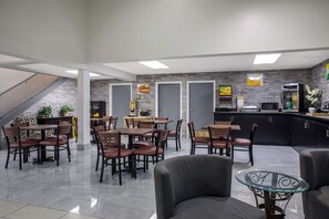 Free daily buffet breakfast  - Quality Inn Toledo Westgate (Toledo)