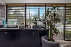 Café da manhã com buffet grátis todos os dias