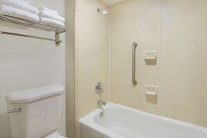 Combined shower/bathtub, free toiletries, hair dryer, towels - Baymont by Wyndham Orangeburg North (Orangeburg)