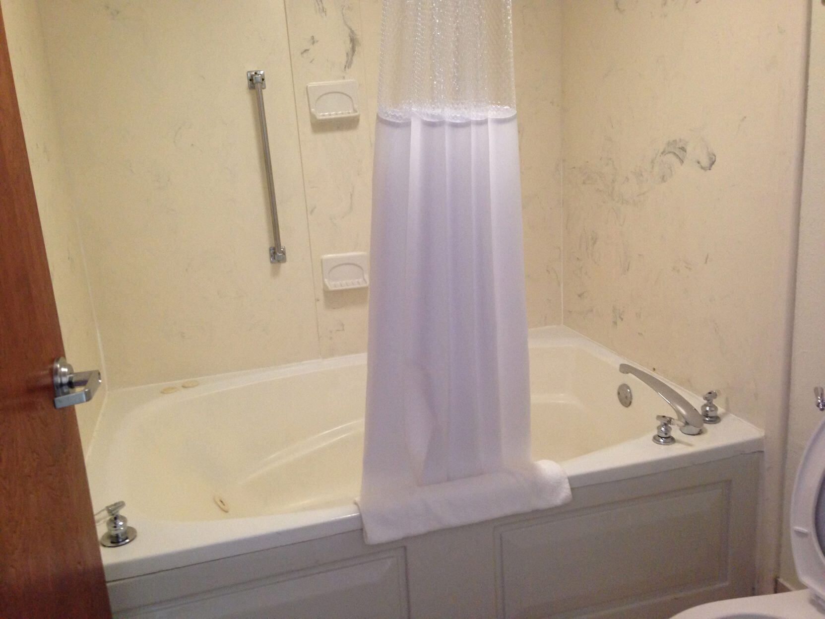 Baño | Tina con regadera, amenidades de baño gratuitas, secadora de cabello 