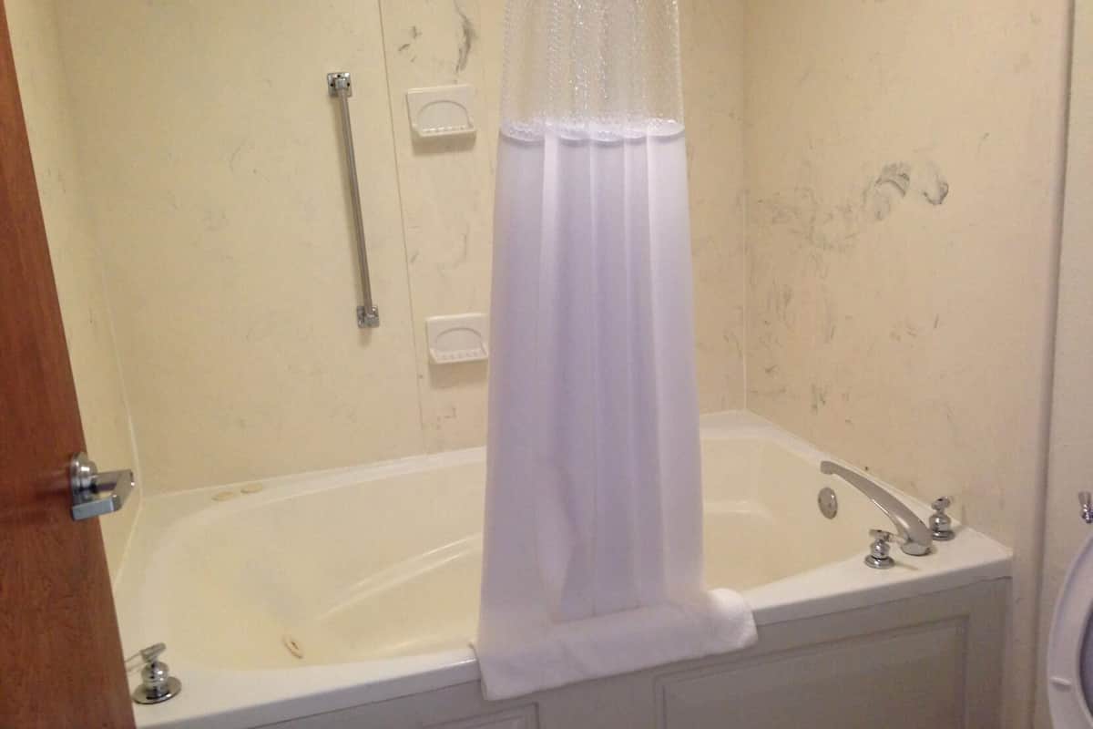 Baño | Tina con regadera, amenidades de baño gratuitas, secadora de cabello